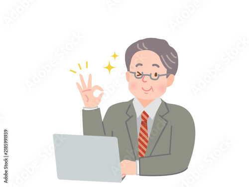 パソコンで仕事をする中年男性