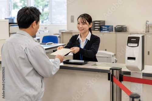 Naklejka 窓口で証明書を受け取る男性