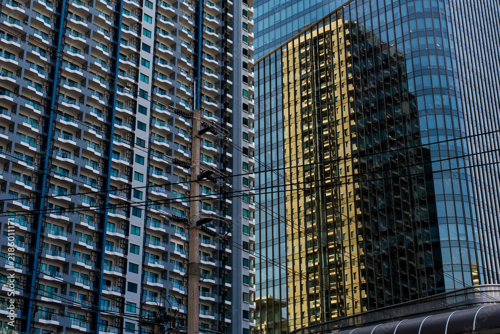 Obraz premium A view of skyscrapers in Bangkok with the reflection of another skyscraper on it