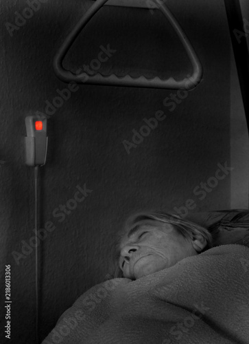 seniorin in krankenhausbett