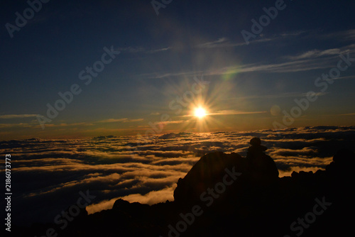 Sonnenaufgang am Bergkipfel über den Wolken, Teide,  Insel Teneriffa, Kanaren, Spanien 