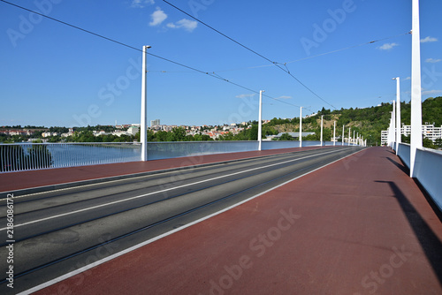 Dvorecky most nove otevreny most v Praze pres reku Vltavu. Spojuje Smichov a Podoli