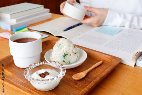 勉強する人のために用意されたおにぎりとヨーグルトの軽食セット　