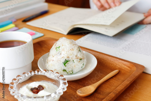Fototapeta 勉強する人のために用意されたおにぎりとヨーグルトの軽食セット 