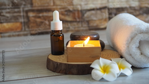Fotografie Spa wellness arrangement set on a round wood slice coaster, featuring a lit teal