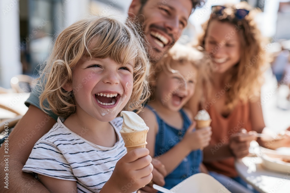 Familie lacht beim Eisessen