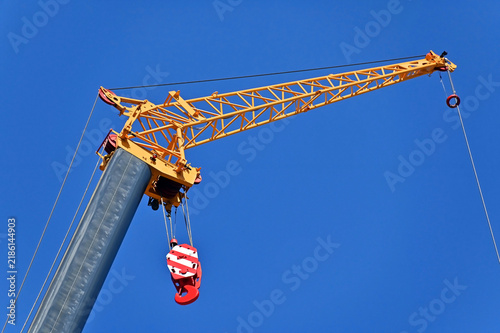 Foto Mobile tower crane broom with hook block