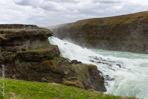 Foto Gullfoss waterfall rapids crossing volcanic rock ledges amid compelling Nordic scenery in Iceland
