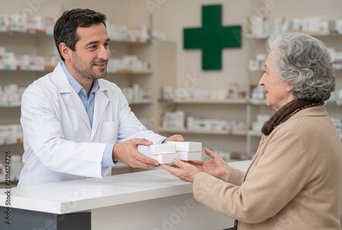 farmacista al lavoro farmaci farmacia 