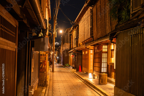 京都・祇園の花見小路に佇む伝統的な町家と路地の夜景
