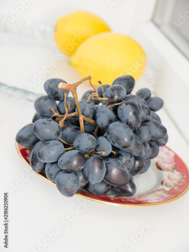 Black grapes and two lemons.