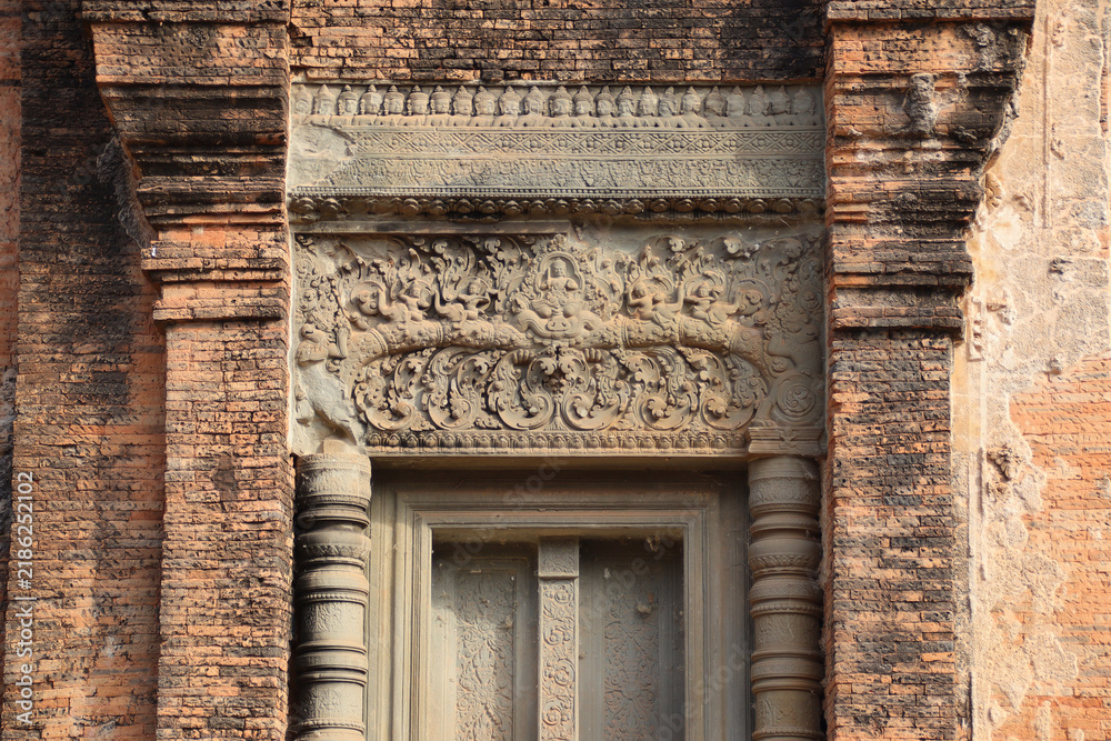 Obraz premium ruined hindu and buddhist khmer temple (bakong) at angkor in siem reap in cambodia 