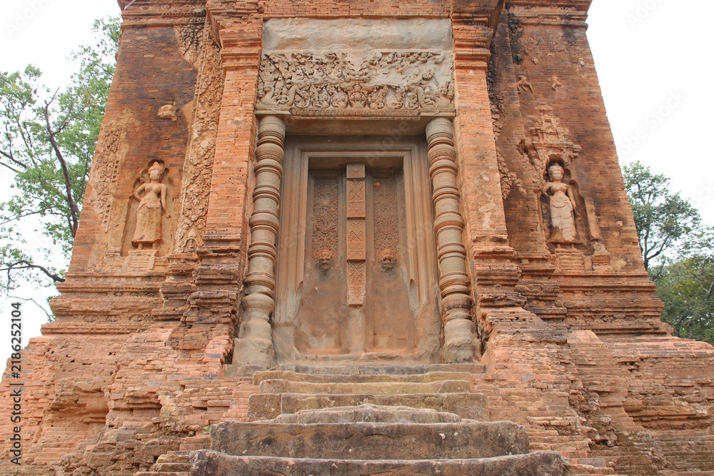 Obraz premium ruined hindu and buddhist khmer temple (bakong) at angkor in siem reap in cambodia 
