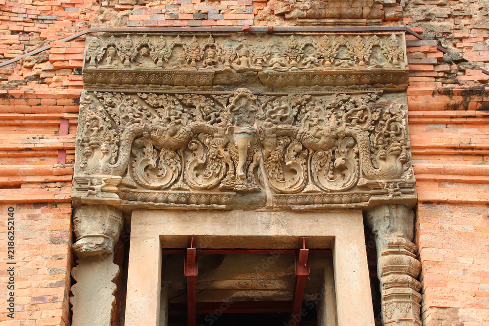 Obraz premium ruined hindu and buddhist khmer temple (lolei) at angkor in siem reap in cambodia 