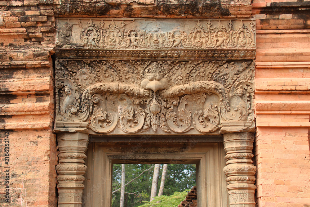 Obraz premium ruined hindu and buddhist khmer temple (lolei) at angkor in siem reap in cambodia 