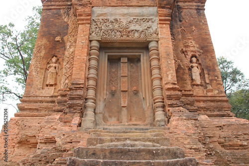 Foto ruined hindu and buddhist khmer temple (bakong) at angkor in siem reap in cambod