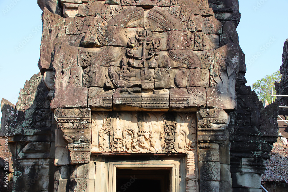 Fototapeta premium ruined buddhist and hindu khmer temple (banteay samre) in angkor in siem reap in cambodia 