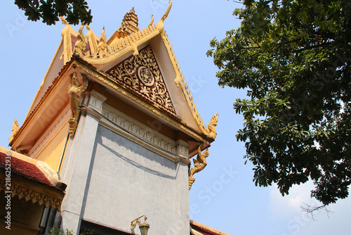 Konstfotografi hall in a buddhist complex (silver pagoda) in phnom penh in cambodia