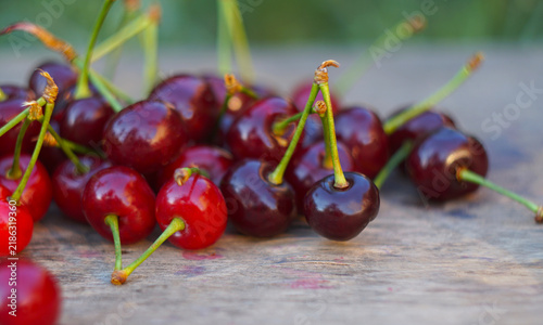 Fotografía Extreme close-up of a pile of fresh sweet cherries on a wooden table
