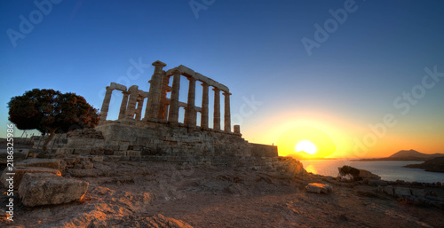 Cuadro en lienzo sun setting into the sea with the temple of Poseidon in the foreground