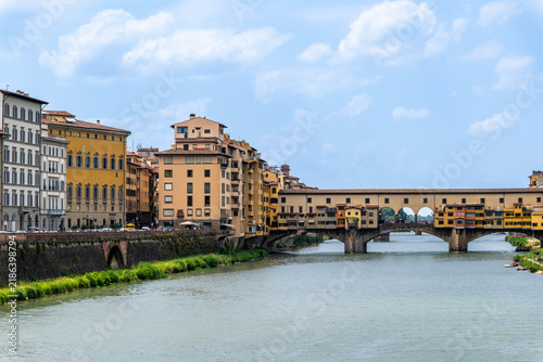Canvastavla Ponte Vecchio, a famous medieval stone arch bridge that spans the Arno River in