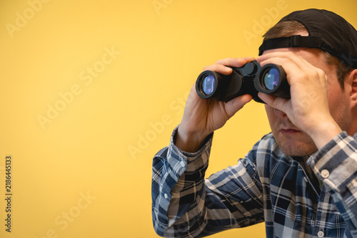 Obraz na płótnie Man looking through binoculars side profile