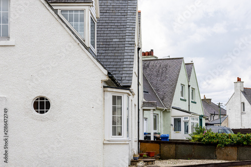 Foto Row of houses with unique circular window in Thurso, Scotland, UK
