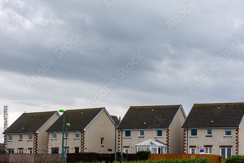Foto Row of houses under cloudy sky in Thurso, Scotland, UK.