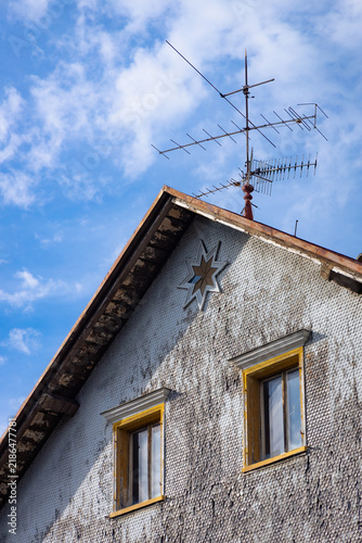 Antenne auf verschindeltem Bauernhaus
