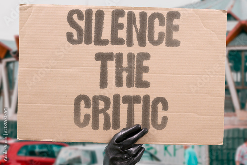 Foto "Silence the critic" Suppression of dissenting voices in institutional settings
