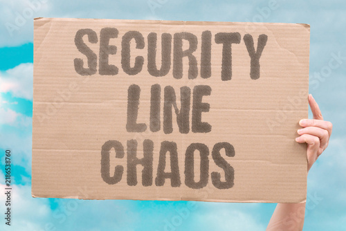 Fotografie "Security Line Chaos" Disorganized checkpoint creates bottleneck and frustration