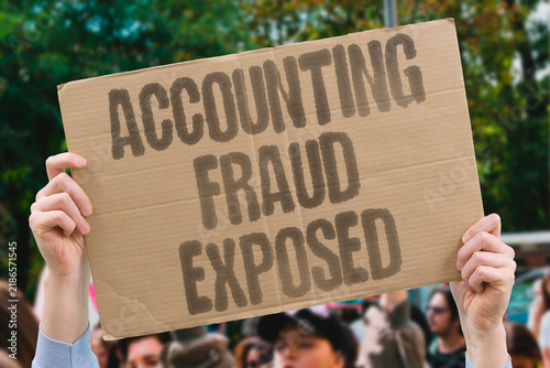 Foto "Accounting fraud exposed" Financial falsification at major companies destroys investor trust instantly