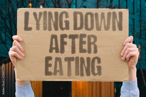 Fotografie "Lying down after eating" Horizontal posture traps gas and irritates the phrenic nerve
