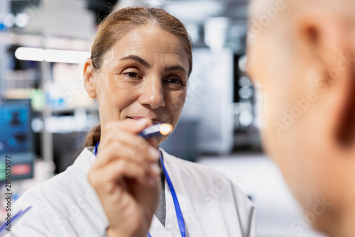 Fotografía Female pharmacology expert using light pen for lab tests