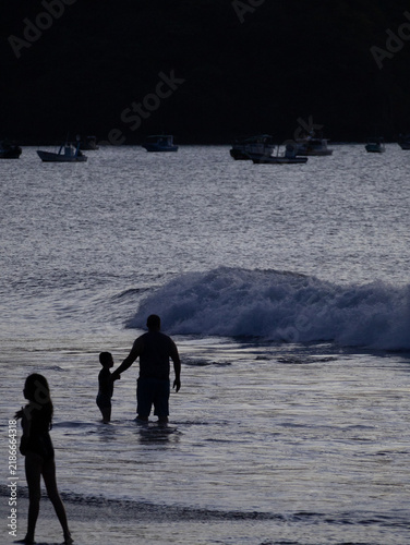 Canvastavla Padre con hijo al atardecer