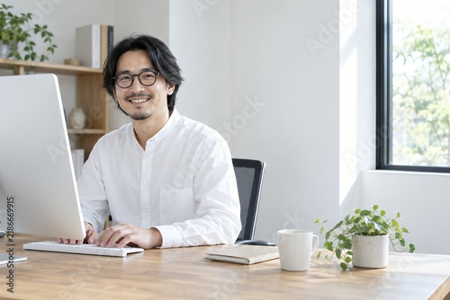 Naklejka フリーランスや在宅デザイナーの働き方紹介に使える日本人ビジネスの商用写真素材
