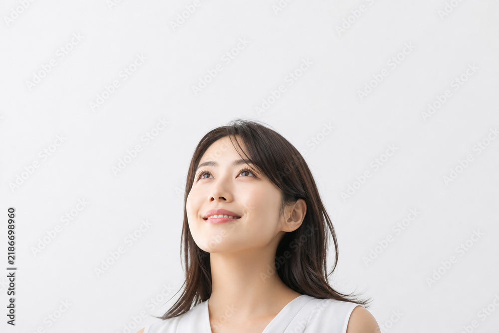 Fototapeta premium 上を向いて微笑む清潔感あふれる日本人女性 Generative AI