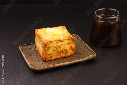 Foto Hong Kong French Toast is a decadent café-style treat made with soft bread, often filled with peanut butter or kaya, dipped in egg, and deep-fried until golden