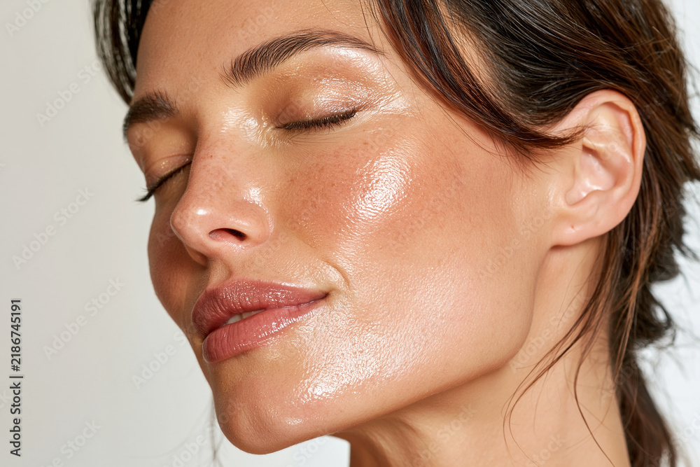 Obraz premium Close up portrait of young woman with natural glowing skin and closed eyes