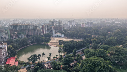Принти на полотні Aerial view of a city landscape featuring a large pond, lush green trees, a mosq