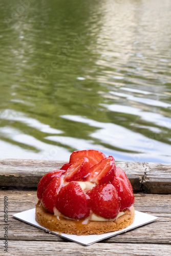 Canvastavla tarte aux fraise au bord de l'eau