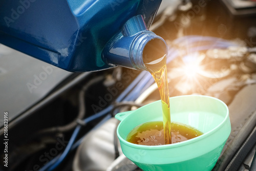 Foto Refueling and pouring oil quality into the engine motor car Transmission and Maintenance Gear