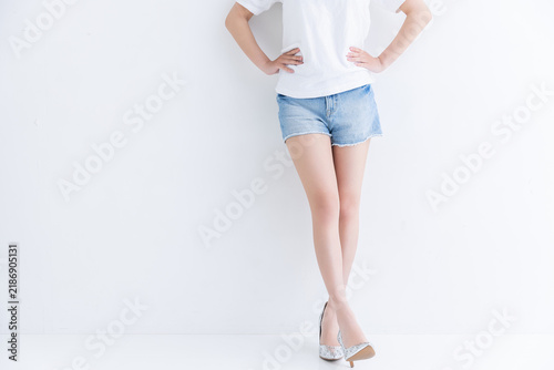 若い女性の足のイメージフォト