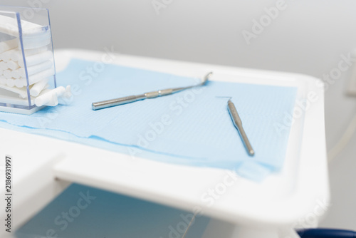 Foto Dental tools lying on tray in clinic for patient care
