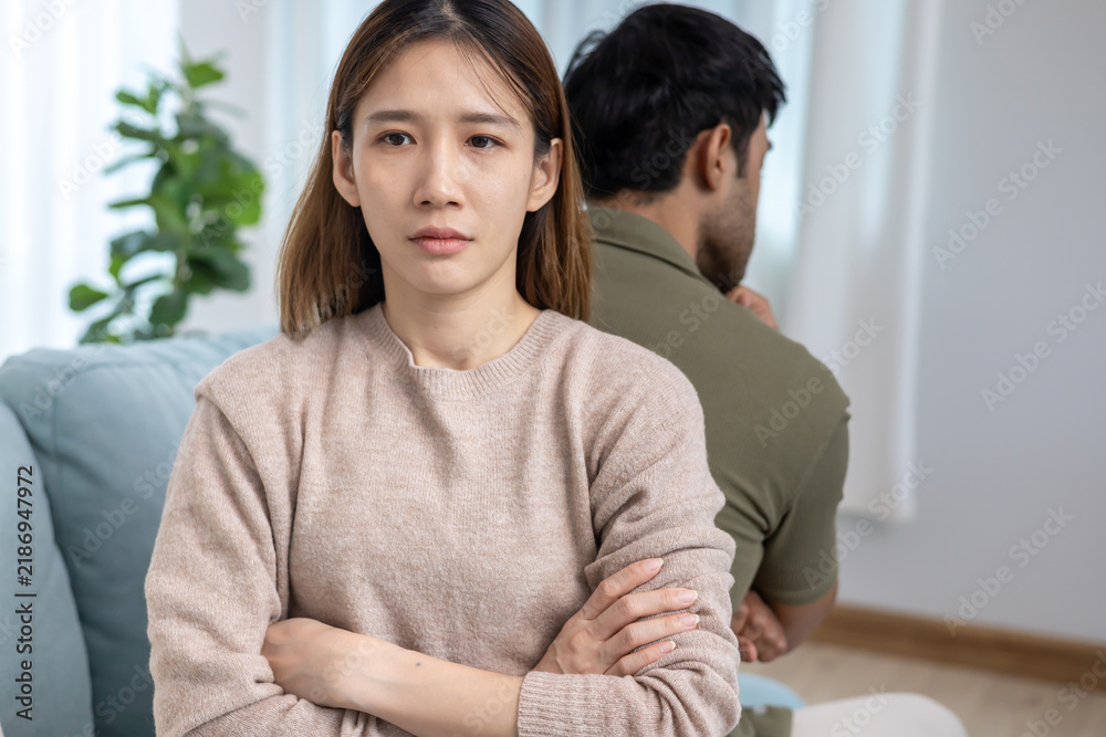 Obraz premium Divorce. Asian couples are desperate and disappointed after marriage. Husband and wife are sad, upset and frustrated after quarrels. distrust, love problems, betrayals. family problem, teenage love