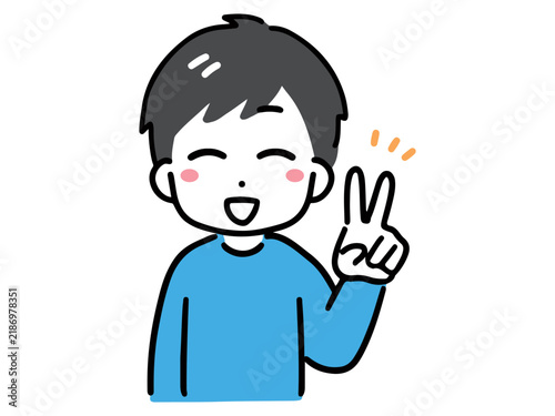 ピースポーズをしている笑顔の若い男性
