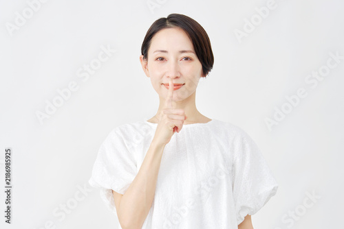 Plakat ミドルエイジ女性 内緒のポーズ 白背景