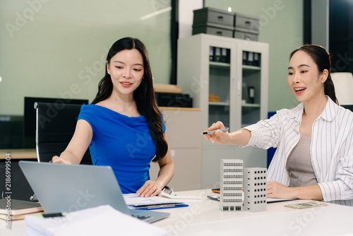 Foto Real estate broker agent presenting and consult to customer to decision making sign insurance form agreement, home model, concerning mortgage loan offer in office