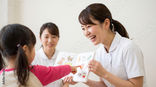 Naklejka 言語訓練を行う言語聴覚士と子ども