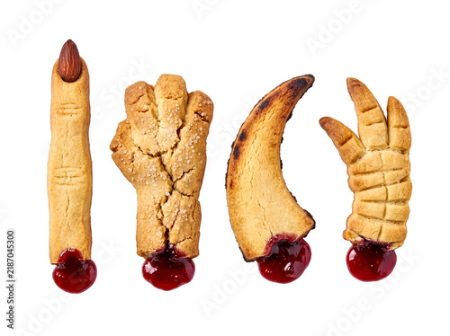 Foto Creepy Halloween cookies: severed fingers, monster claws, and hands with red jam 'blood' for a party